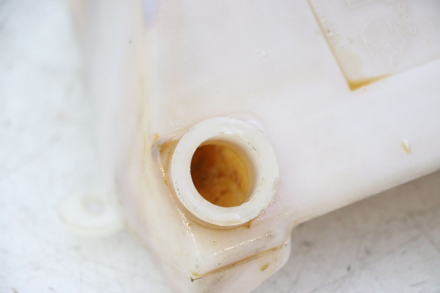 photo de COOLANT EXPANSION BOTTLE TRIUMPH SPRINT 900 (1995 - 1998) - Zoom on usage condition