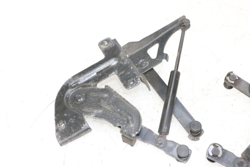 photo de UNDERSEAT ROD SHOCK PEUGEOT SATELIS 125 (2013 - 2018) - Fixing points details