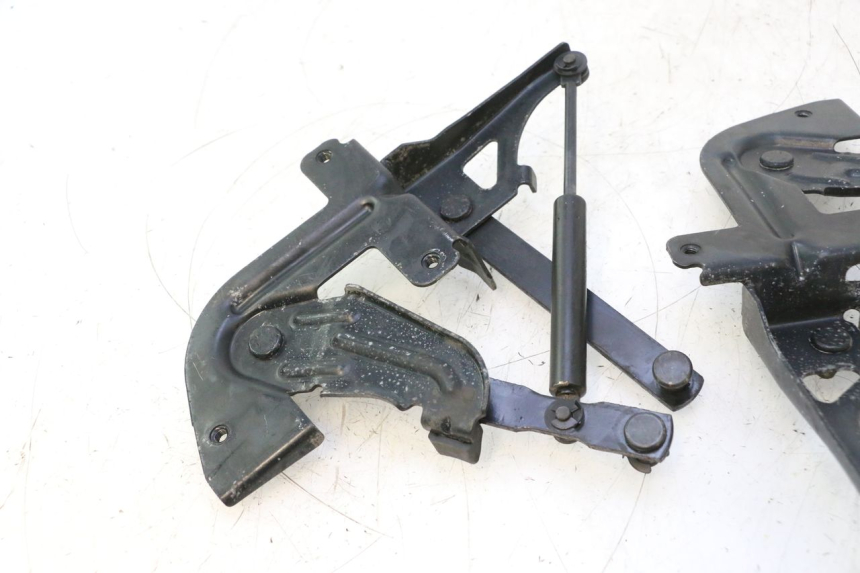 photo de UNDERSEAT ROD SHOCK PEUGEOT SATELIS 125 (2013 - 2018) - Zoom on usage condition