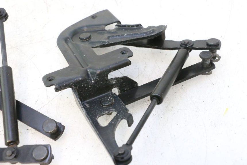 photo de UNDERSEAT ROD SHOCK PEUGEOT SATELIS 125 (2013 - 2018) - Alternative perspective