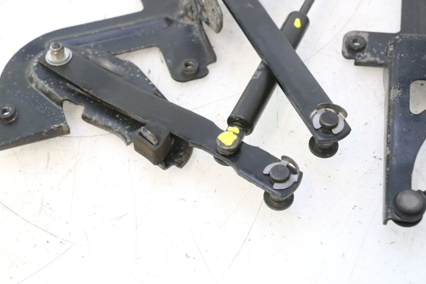 photo de UNDERSEAT ROD SHOCK PEUGEOT SATELIS 125 (2013 - 2018) - Fixing points details