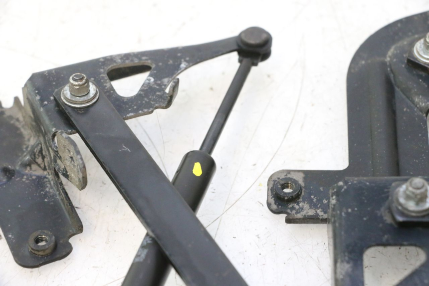 photo de UNDERSEAT ROD SHOCK PEUGEOT SATELIS 125 (2013 - 2018) - Surface and material condition