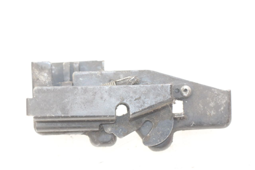 photo de DOOR LOCKING HONDA FES PANTHEON 2T 125 (1998 - 2002) - Technical close-up