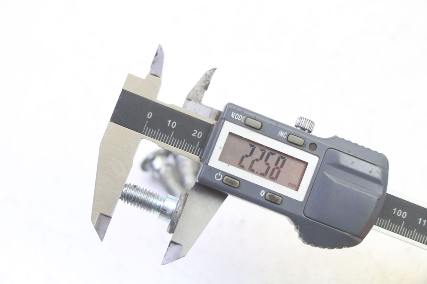 photo de BRAKE DISC BOLT HYOSUNG GV AQUILA 125 (2000 - 2009) - Alternative perspective