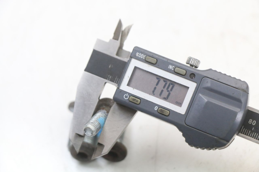 photo de BRAKE DISC BOLT YAMAHA CYGNUS X 125 (2004 - 2007) - Technical close-up