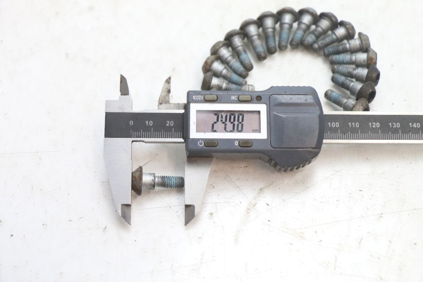 photo de BRAKE DISC BOLT YAMAHA FJR 1300 (2001 - 2005) - Zoom on usage condition