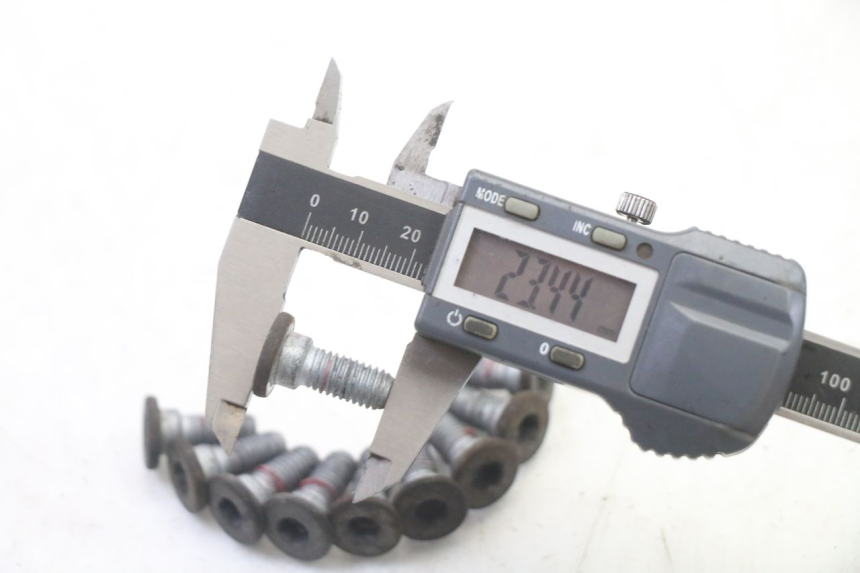 photo de BRAKE DISC BOLT BMW G310 R 310 (2016 - 2020) - Zoom on usage condition