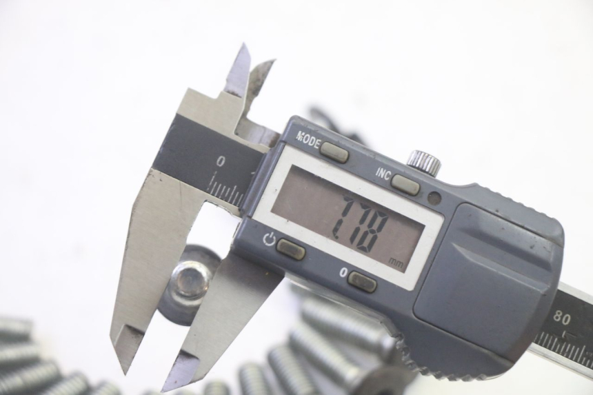 photo de BRAKE DISC BOLT KAWASAKI GPZ RX 1000 (1986 - 1988) - Technical close-up