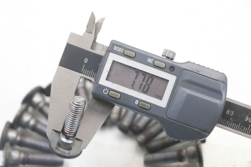 photo de BRAKE DISC BOLT KAWASAKI GTR 1000 (1994 - 2004) - Alternative perspective