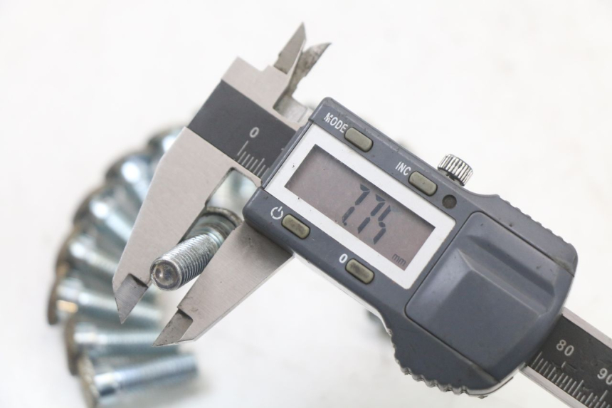 photo de BRAKE DISC BOLT REGAL RAPTOR SPYDER 125 (2010 - 2018) - Alternative perspective