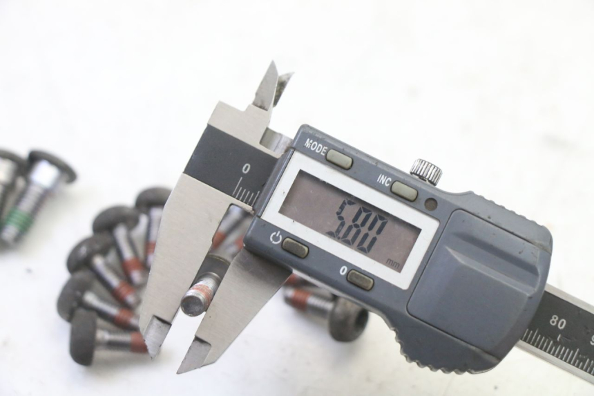 photo de BRAKE DISC BOLT HONDA ST PAN EUROPEAN 1300 (2002 - 2013) - Fixing points details