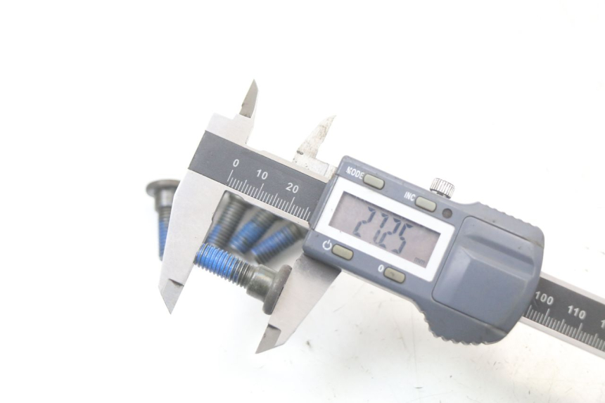 photo de BRAKE DISC BOLT KYMCO SUPER 8 125 (2008 - 2015) - Alternative perspective