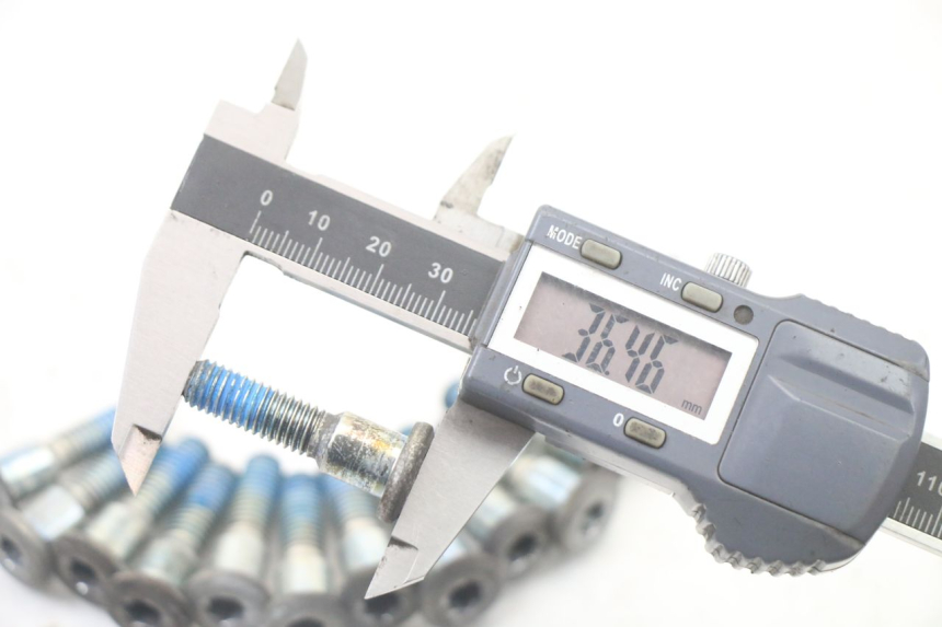 photo de BRAKE DISC BOLT SUZUKI GSF S BANDIT 600 (2000 - 2004) - Technical close-up