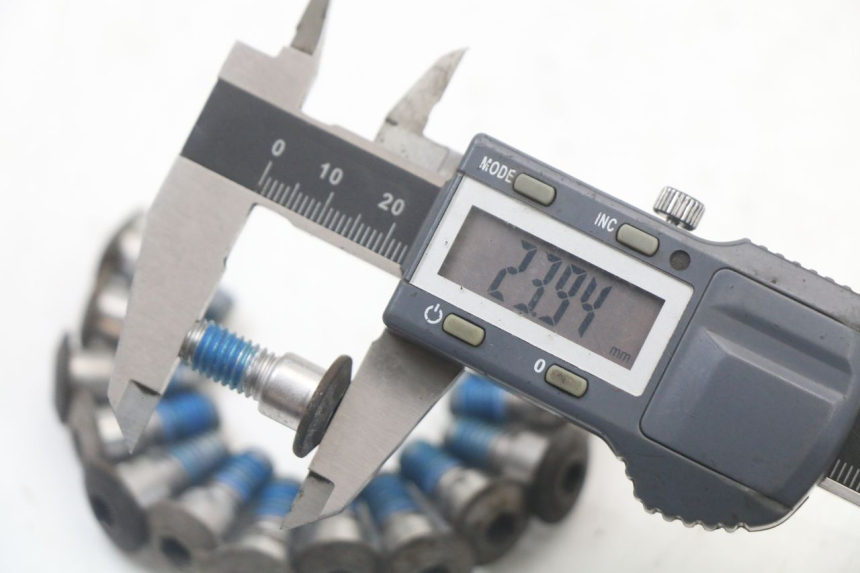 photo de BRAKE DISC BOLT SUZUKI GSR 750 (2011 - 2017) - Zoom on usage condition