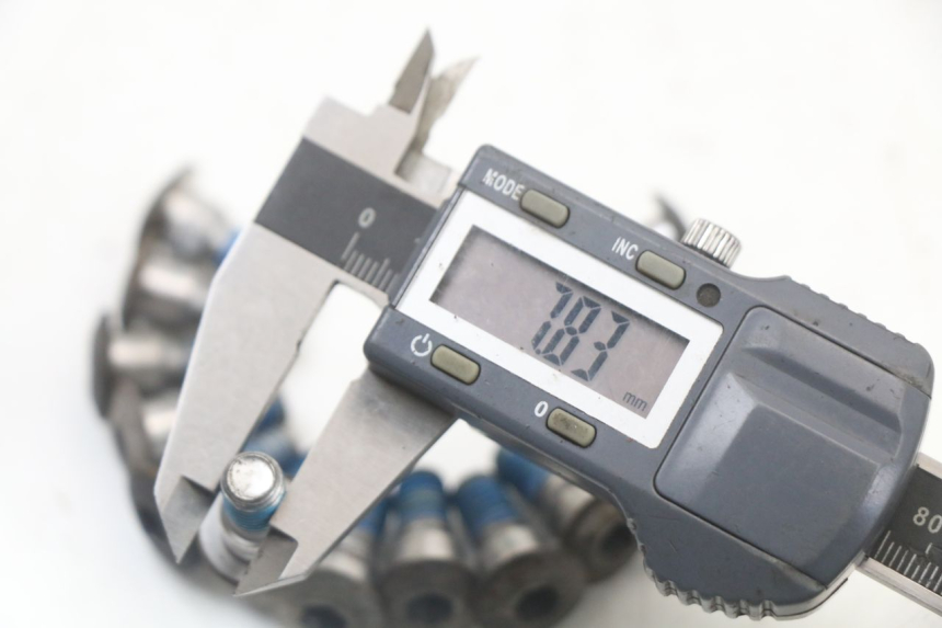 photo de BRAKE DISC BOLT SUZUKI GSR 750 (2011 - 2017) - Alternative perspective