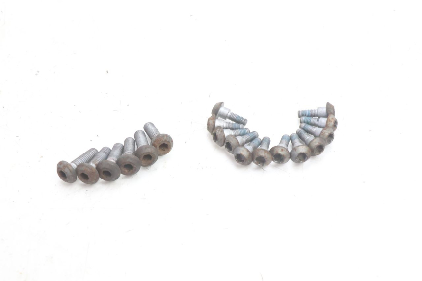 photo de BRAKE DISC BOLT YAMAHA TDM ABS 900 (2002 - 2014) - Alternative perspective