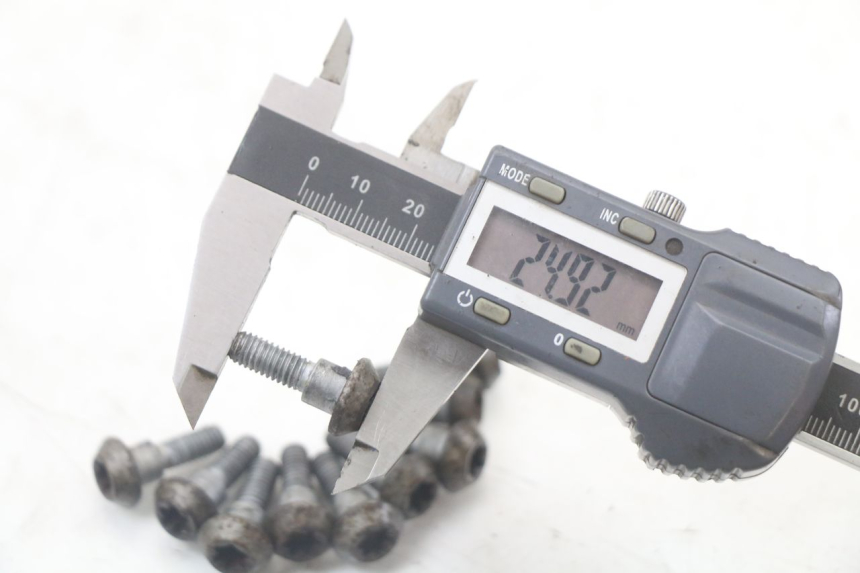 photo de BRAKE DISC BOLT YAMAHA FZ1 FAZER 1000 (2007 - 2009) - Alternative perspective