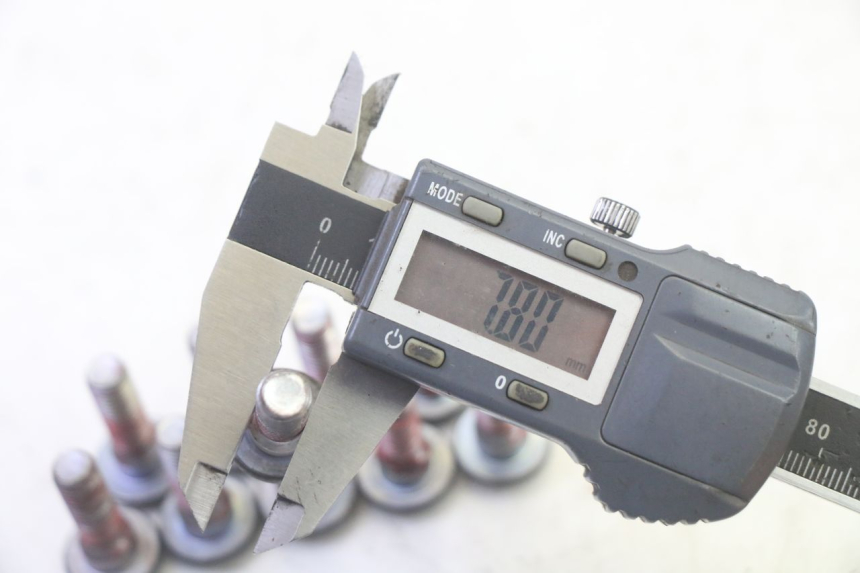 photo de BRAKE DISC BOLT KAWASAKI ZR 7 750 (1999 - 2004) - Technical close-up